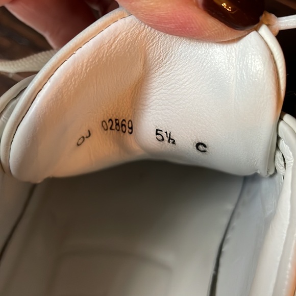 Salvatore Ferragamo "Cube 8" leather sneaker with Gancio print at side. Size 5.5 - Picture 13 of 15